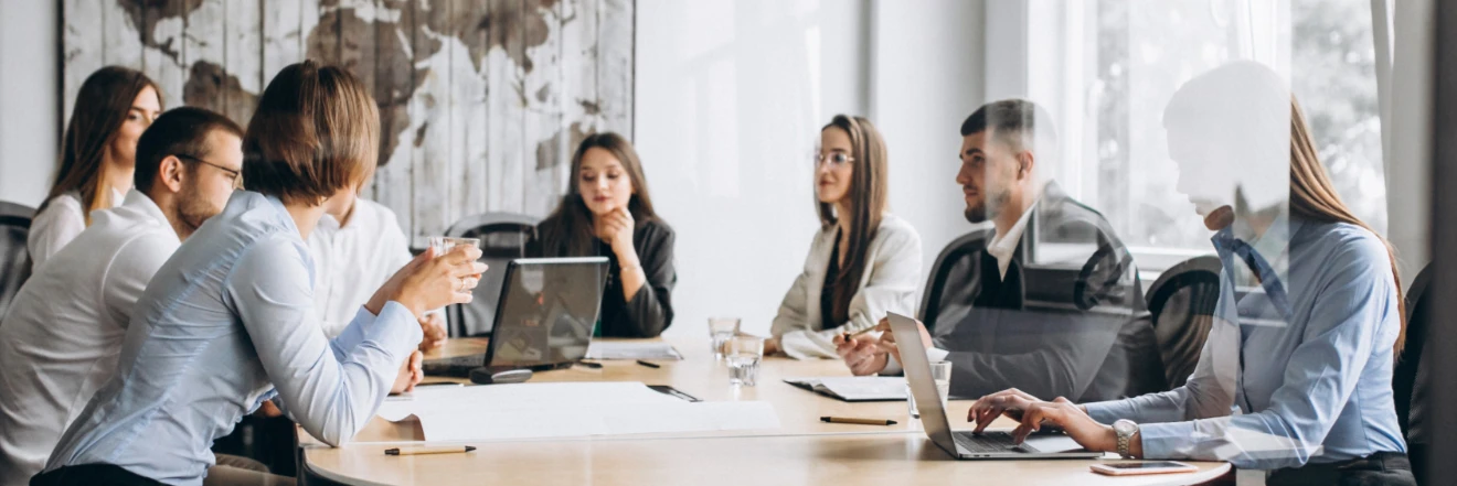 RÃ©union d'une Ã©quipe professionnelle autour d'une table ronde dans un bureau lumineux