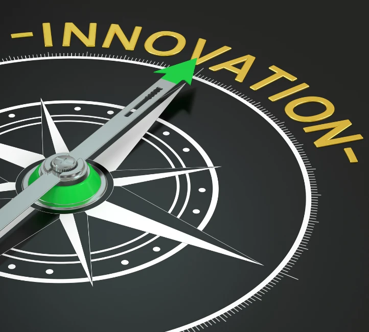 Une boussole dont l'aiguille verte pointe vers le mot « INNOVATION » écrit en lettres dorées