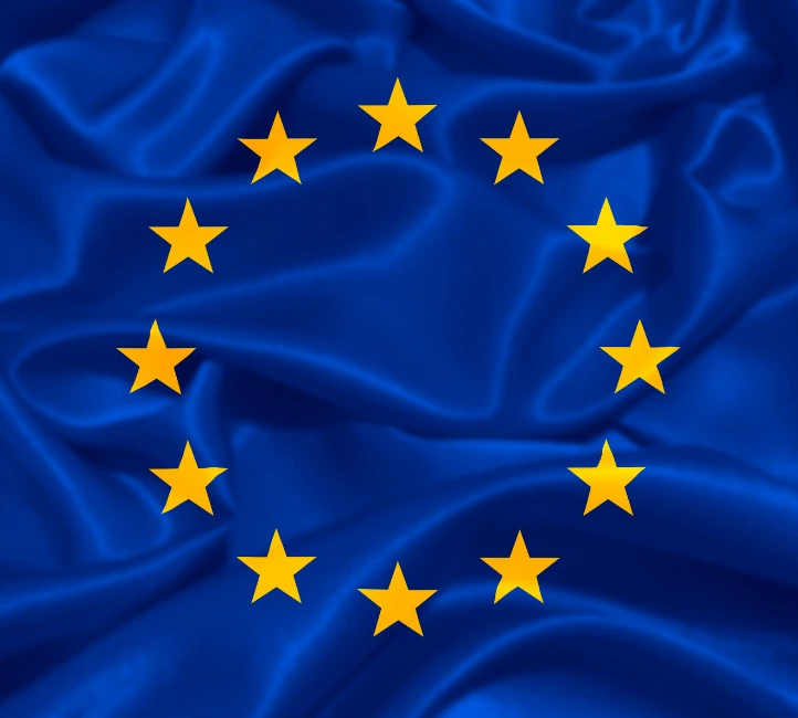 Drapeau de l'Union européenne avec ses douze étoiles d'or disposées en cercle sur fond bleu.